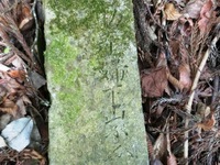 た「助産婦」と刻まれた燈籠の中竿