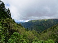 雲に覆われた常光寺山