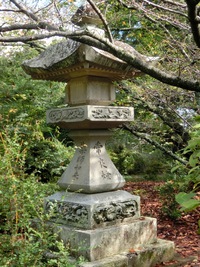 薬師堂の前の常夜燈