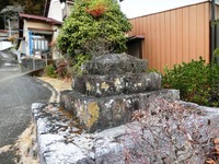 壊れた秋葉山常夜燈