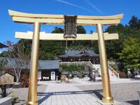 幸福の鳥居と秋葉神社上社拝殿