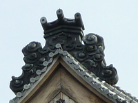 大講堂の鬼瓦