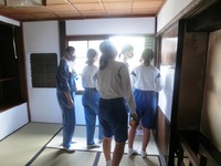 旧津倉家を見学する竜中生