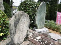渡辺謙堂の彰徳碑（右）と松嶋十湖の句碑（左）