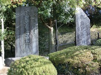 「改修記念碑」と「生々流転の逆川」碑