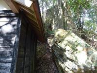 琴秋神社背後の岩