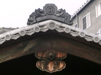 「丸に並び笄」紋の鬼瓦