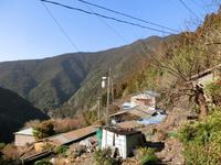 八丁坂途中から見下ろした久根鉱山方面