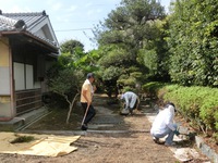 旧津倉家の草取り