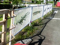 クワガタムシやカブトムシが描かれた歩道のフェンス