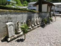「奉納西國三拾三所供養」と刻まれた石碑と観音像