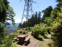 送電線鉄塔の休憩所