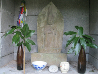 丸石が供えられた聖観音