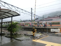 帰りの列車に乗り込む参加者たち