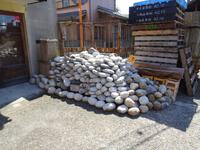 山積みされた重石