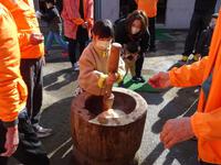 うさぎ杵で餅つき
