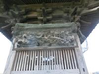 「俵藤太の百足退治」の彫刻