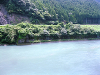 天竜川対岸のコンクリート遺構