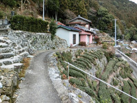 軒先を通る古道