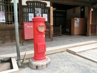 豊川稲荷の丸形庇付ポスト