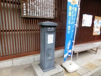 角形の木製ポスト