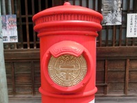 豊川稲荷の丸型庇付きポスト