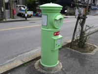 抹茶色の丸型郵便ポスト