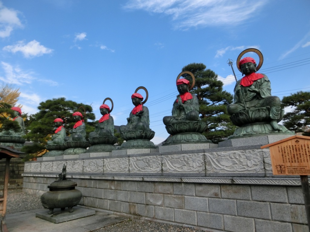 晴れ時々長野 座った六地蔵 L 自然と歴史の中を歩く