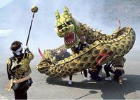力強く「竜神の舞」を披露する保存会員