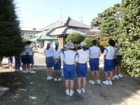 津倉家の庭の草取りに参加してくれた竜中生たち