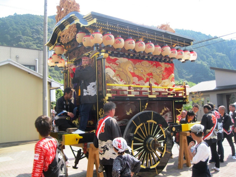 横須賀・三熊野神社大祭①―「一本柱万燈（度）型」の二輪屋台 l 自然と