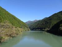 瀬尻橋から見上げた竜頭山
