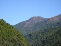 瀬尻橋から見上げた竜頭山