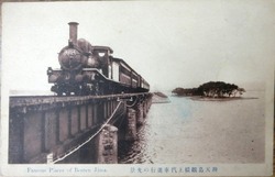 「辨天島鐵橋上汽車進行の光景」