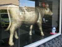 焼肉「彩苑」の金の牛