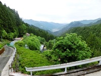 二本杉峠北から中央構造線を眺めた風景