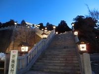 社殿前に上る石段