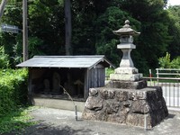 登り口の石仏と常夜燈