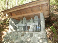 「松山公園」の石仏群