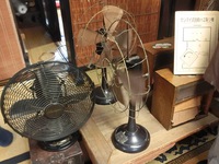 手回し式の扇風機とゼンマイ式自動ハエ取り機