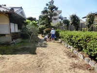 津倉家の庭の草取りに参加してくれた竜中生たち