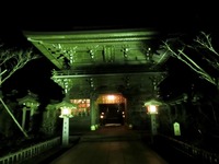 半月に浮き上がる西の神門