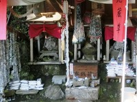 塩地蔵尊に供えられた塩や千羽鶴
