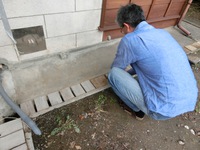 雨水を流す溝に木製の蓋の設置
