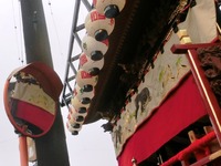 カーブミラーに映った天幕の虎
