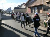 細い路地を歩く竜洋西小6年生