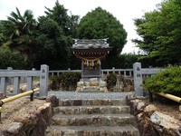 小さな祠と石塔