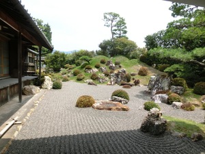 「実相寺の歴史ある庭園」