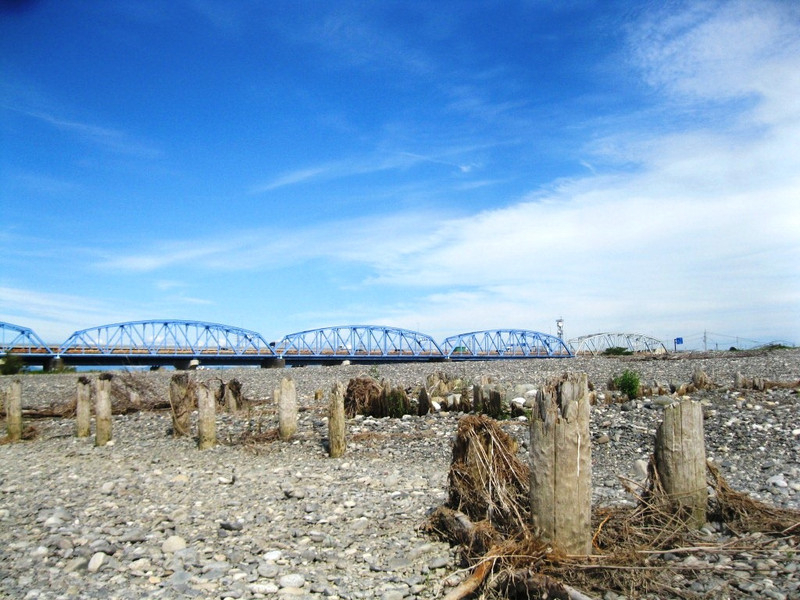 姿を消した木製「天竜橋」の橋脚遺構 l 自然と歴史の中を歩く！