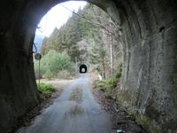 「夏焼隧道」北坑口から見た「栃ヶ岳隧道」